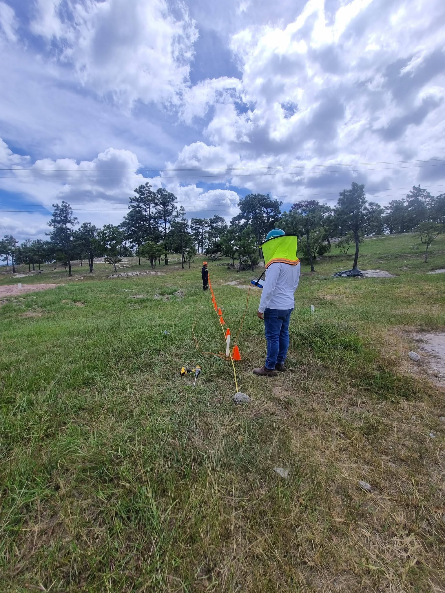 Mediciones geofísicas de campo sobre una línea de estudio