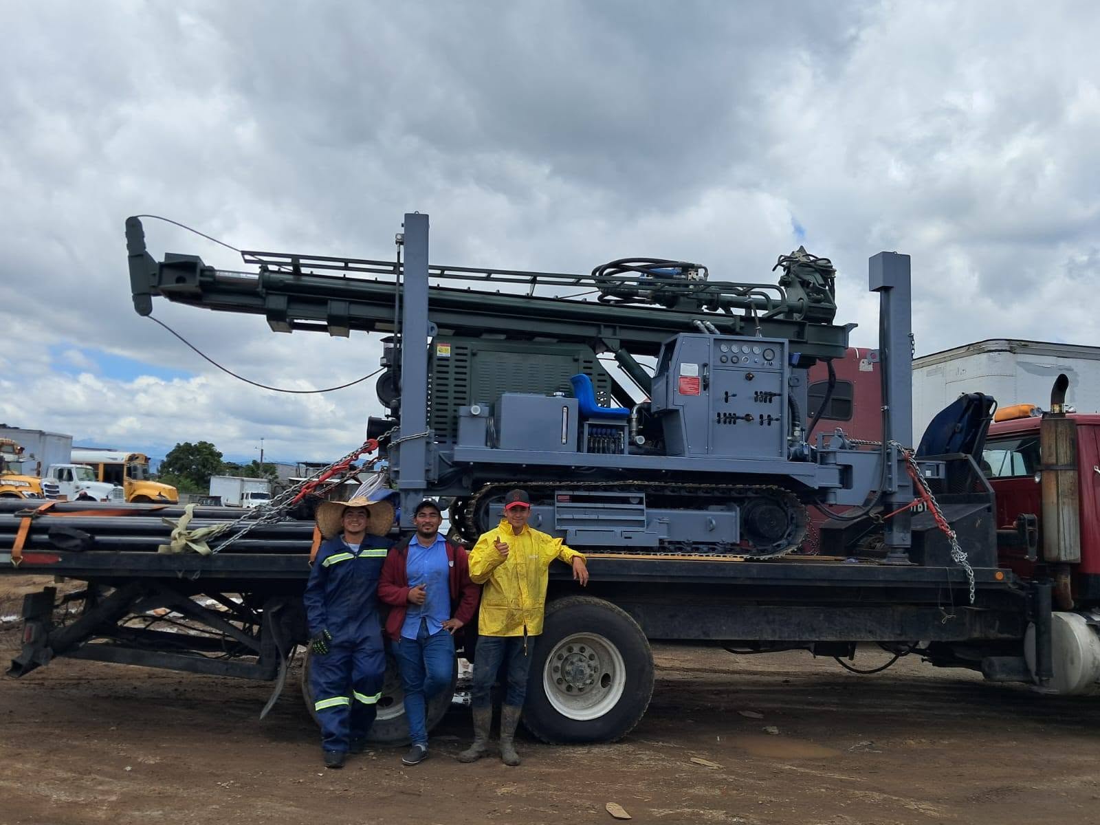 Equipo de Megapozos junto a la perforadora preparada para su traslado